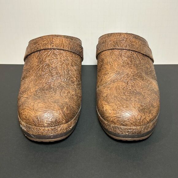 Womens CROCS Sarah Brown Tooled Leather Slip On Clogs / Size 11 - Picture 2 of 8
